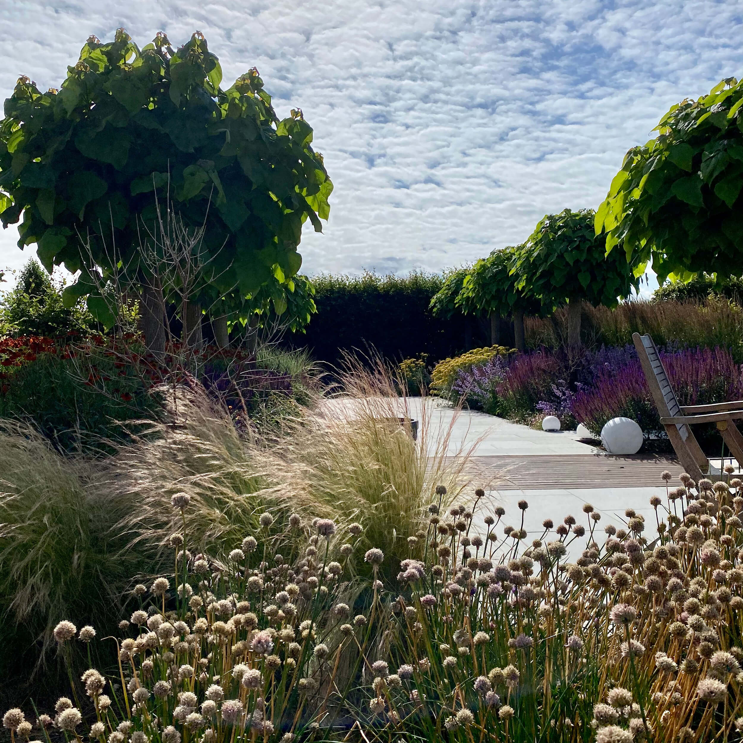 Beautiful large country garden with elegant design